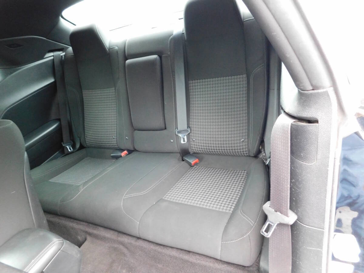 Used 2015 Dodge Challenger SXT image 5