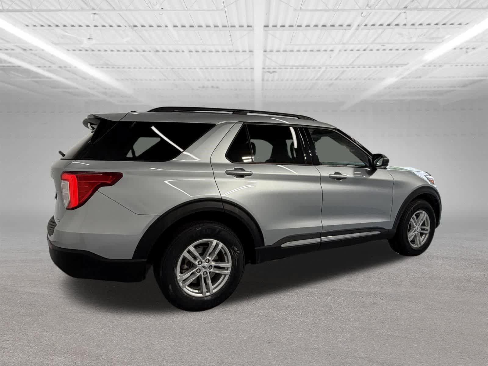 Used 2022 Ford Explorer XLT w/ Equipment Group 202A AWD/4WD image 6