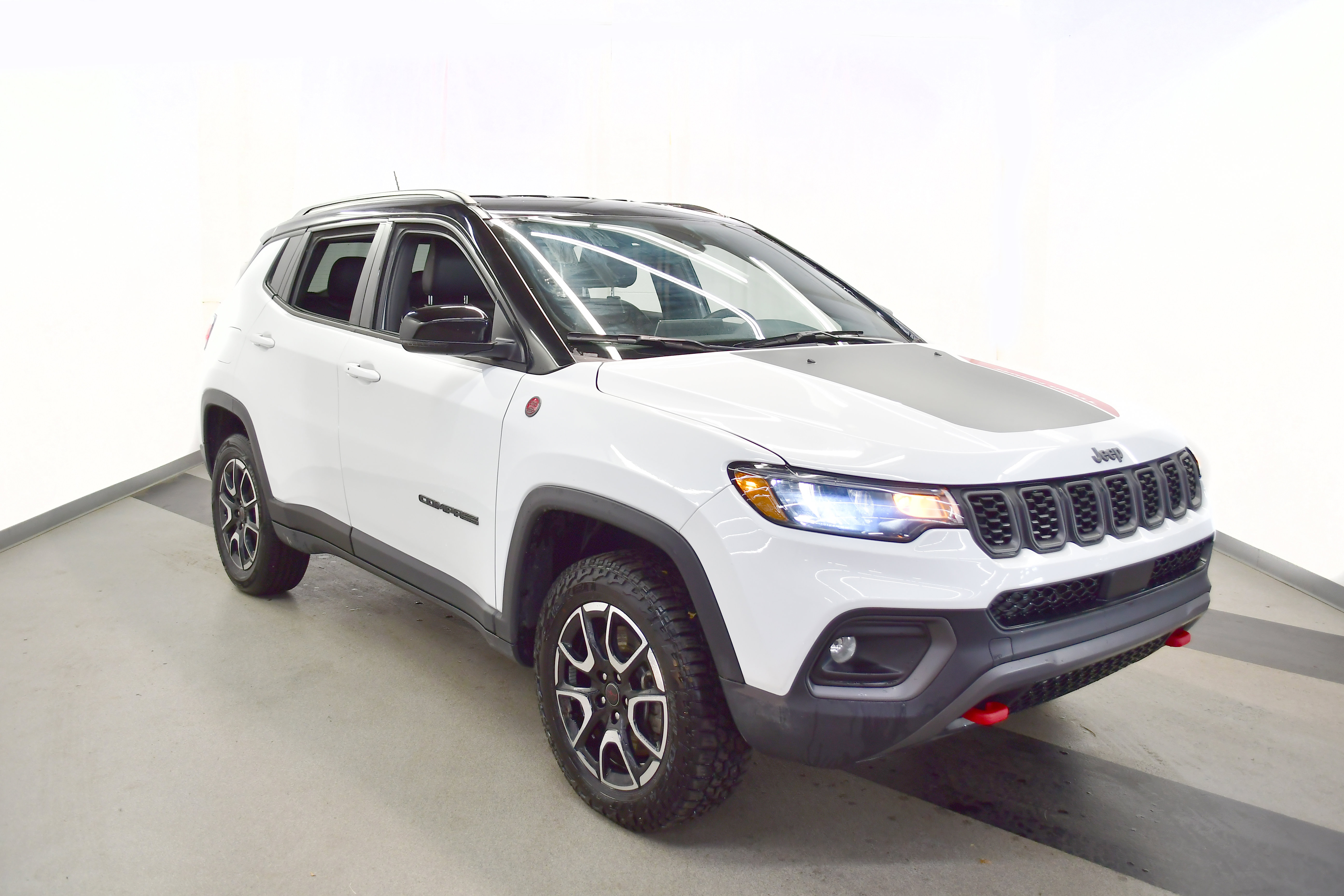 Used 2025 Jeep Compass Trailhawk AWD/4WD image 2