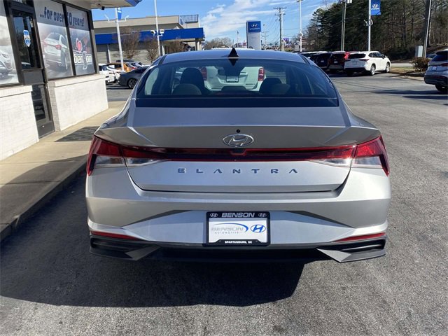 Used 2023 Hyundai Elantra SE image 5