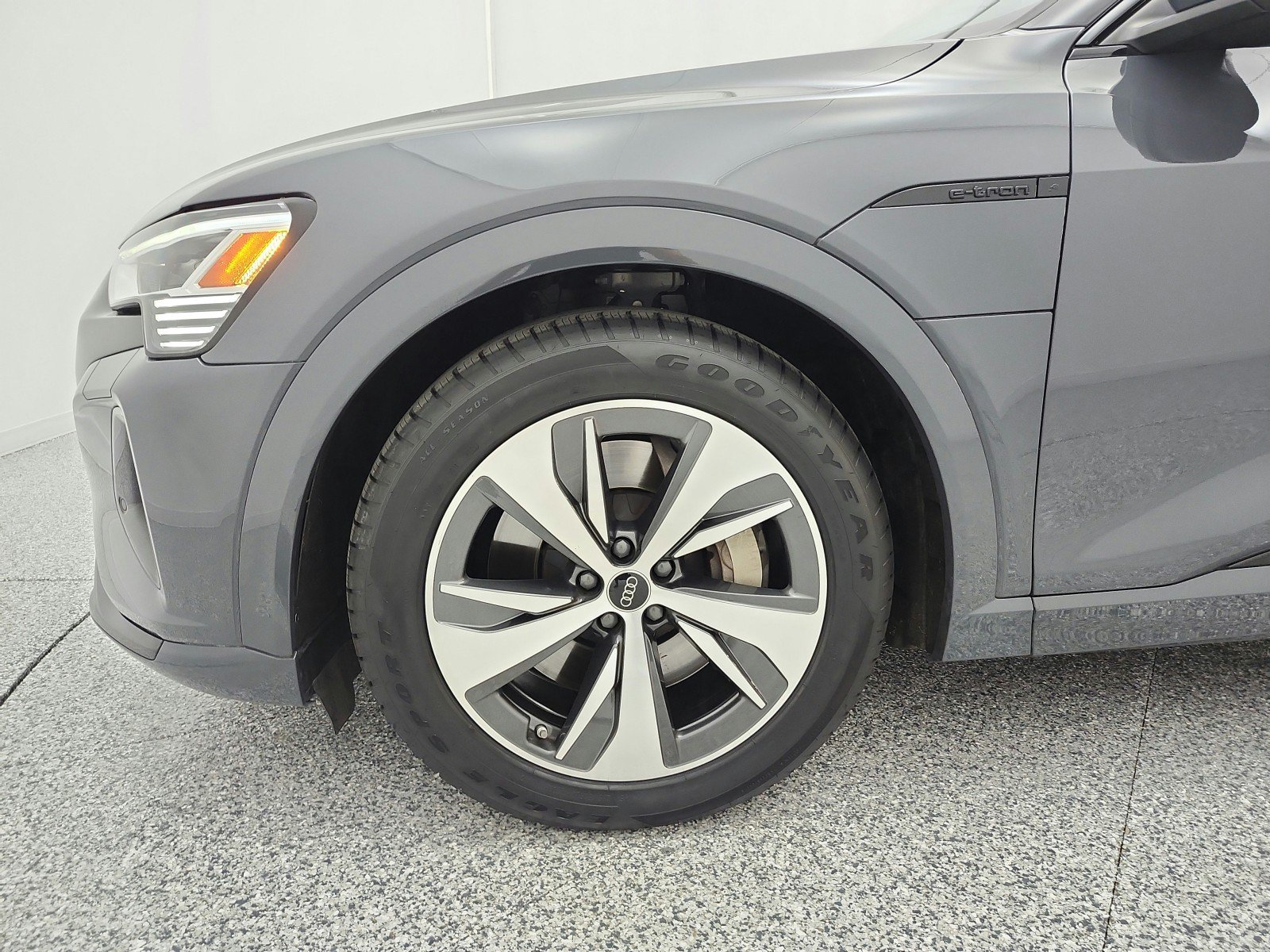 Used 2024 Audi Q8 e-tron Premium AWD/4WD image 17