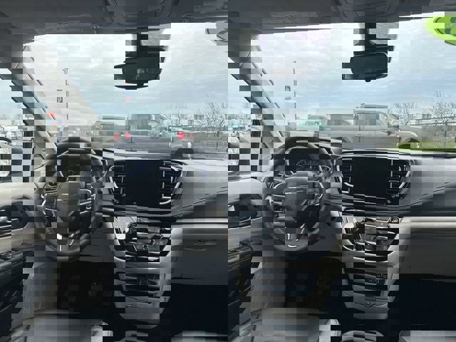 Used 2023 Chrysler Pacifica Touring-L image 11