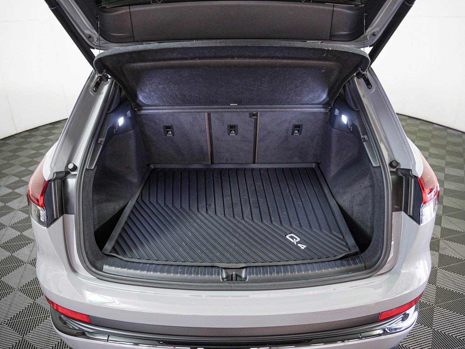 Used 2024 Audi Q4 e-tron Prestige image 8