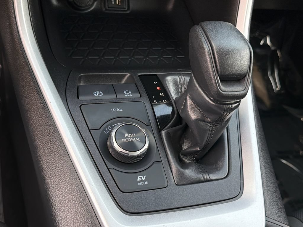 Used 2025 Toyota RAV4 XLE AWD/4WD image 29