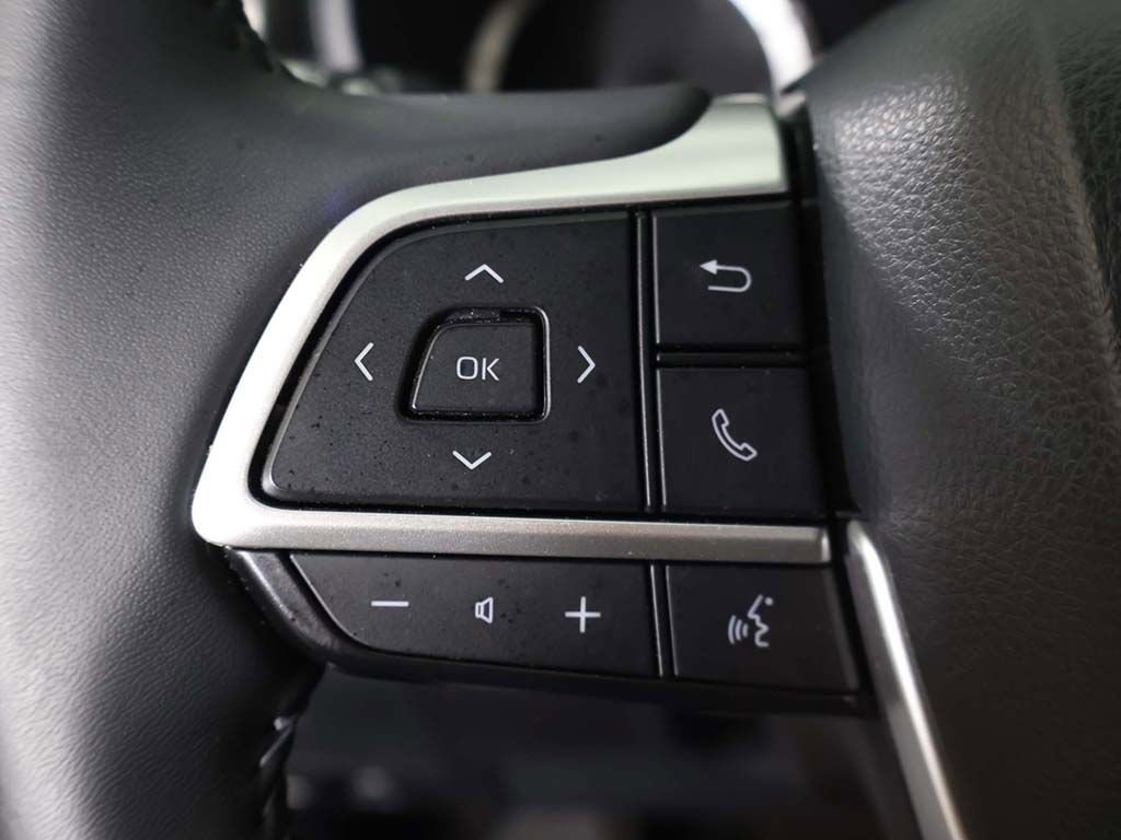 Used 2024 Toyota Highlander LE AWD/4WD image 43
