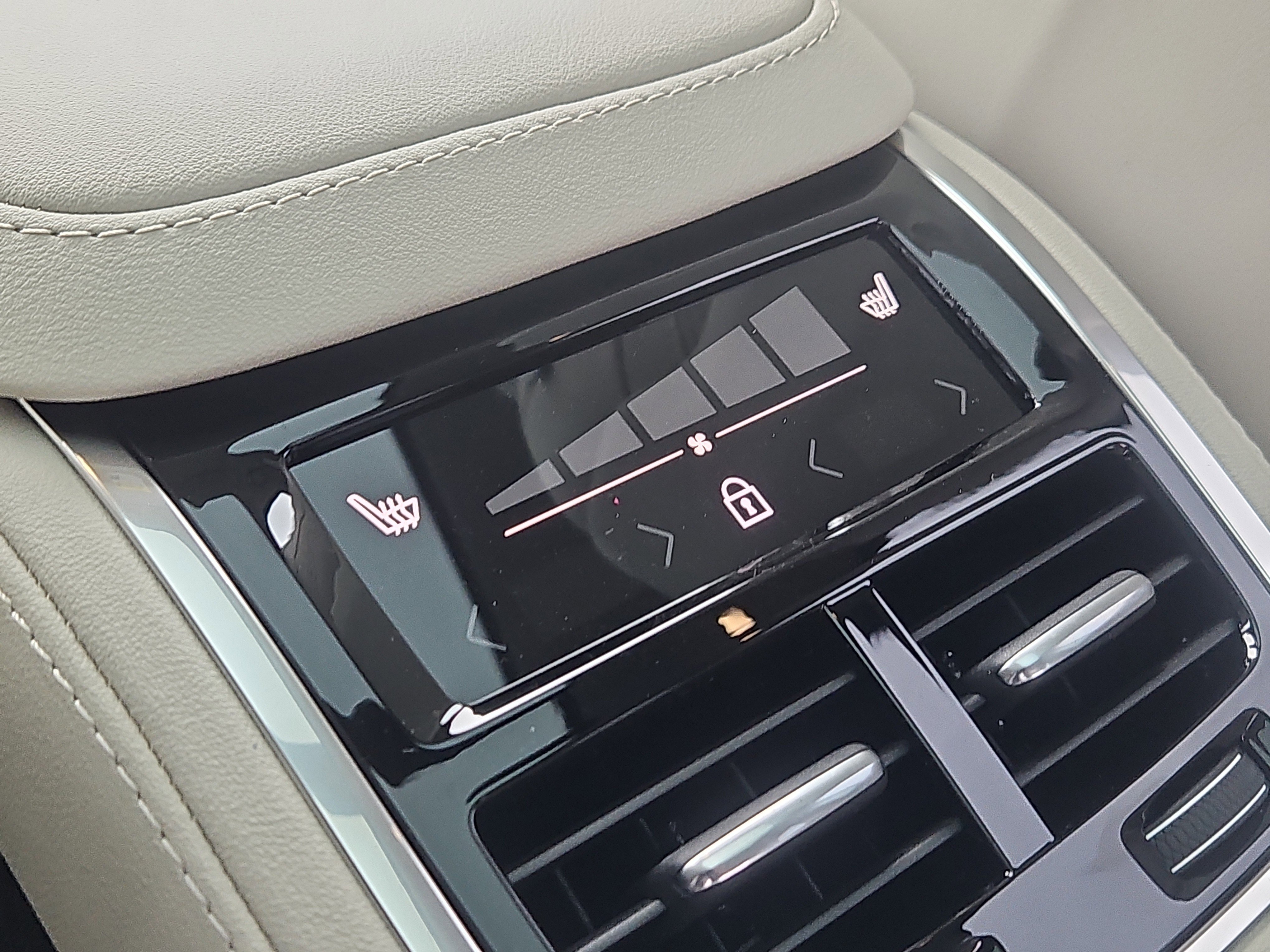 New 2026 Volvo XC90 B6 Ultra w/ Protection Package image 12