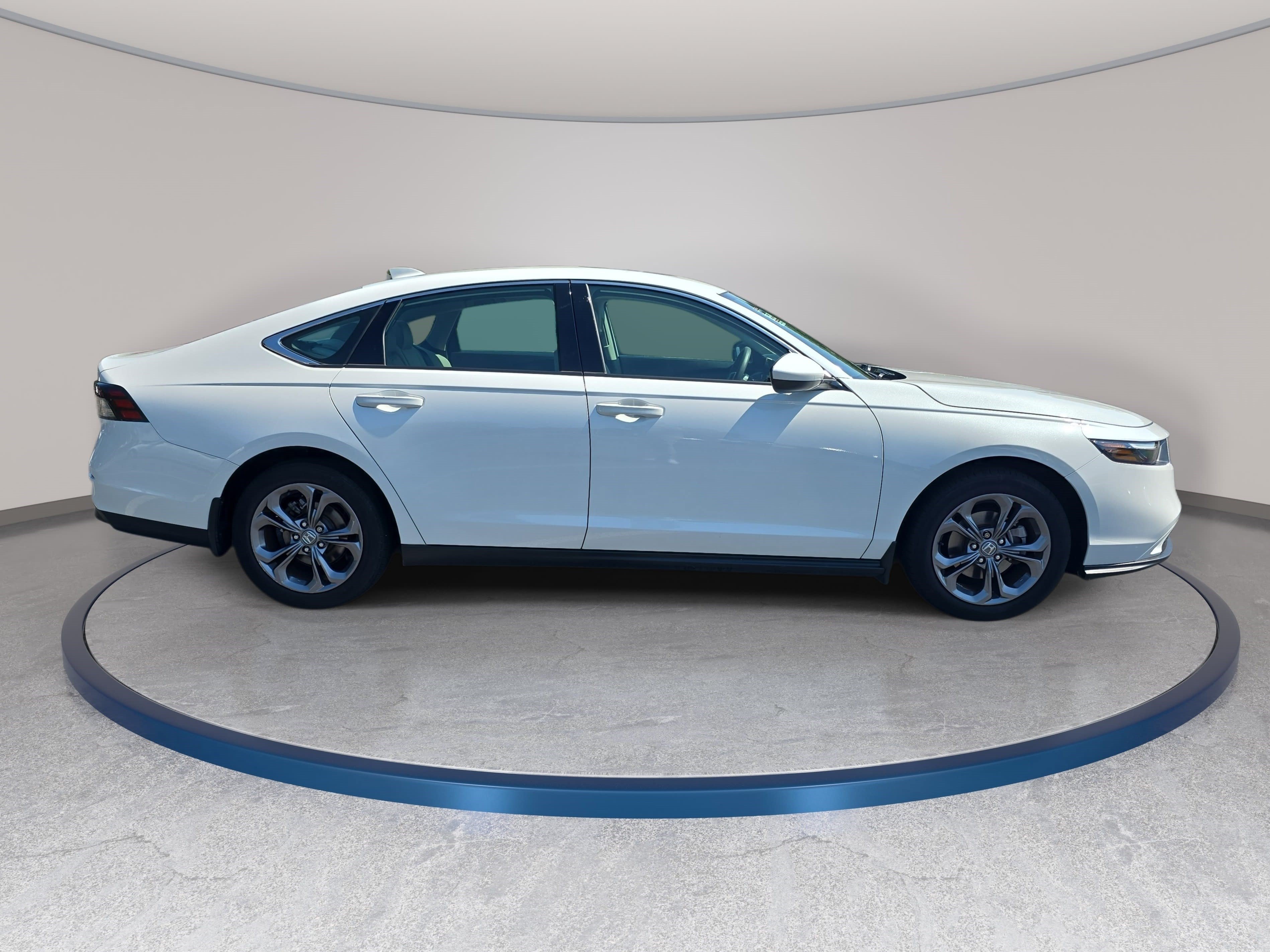 Used 2023 Honda Accord EX image 4