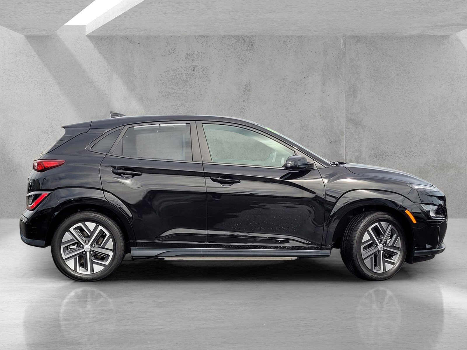 Used 2023 Hyundai Kona SE image 3