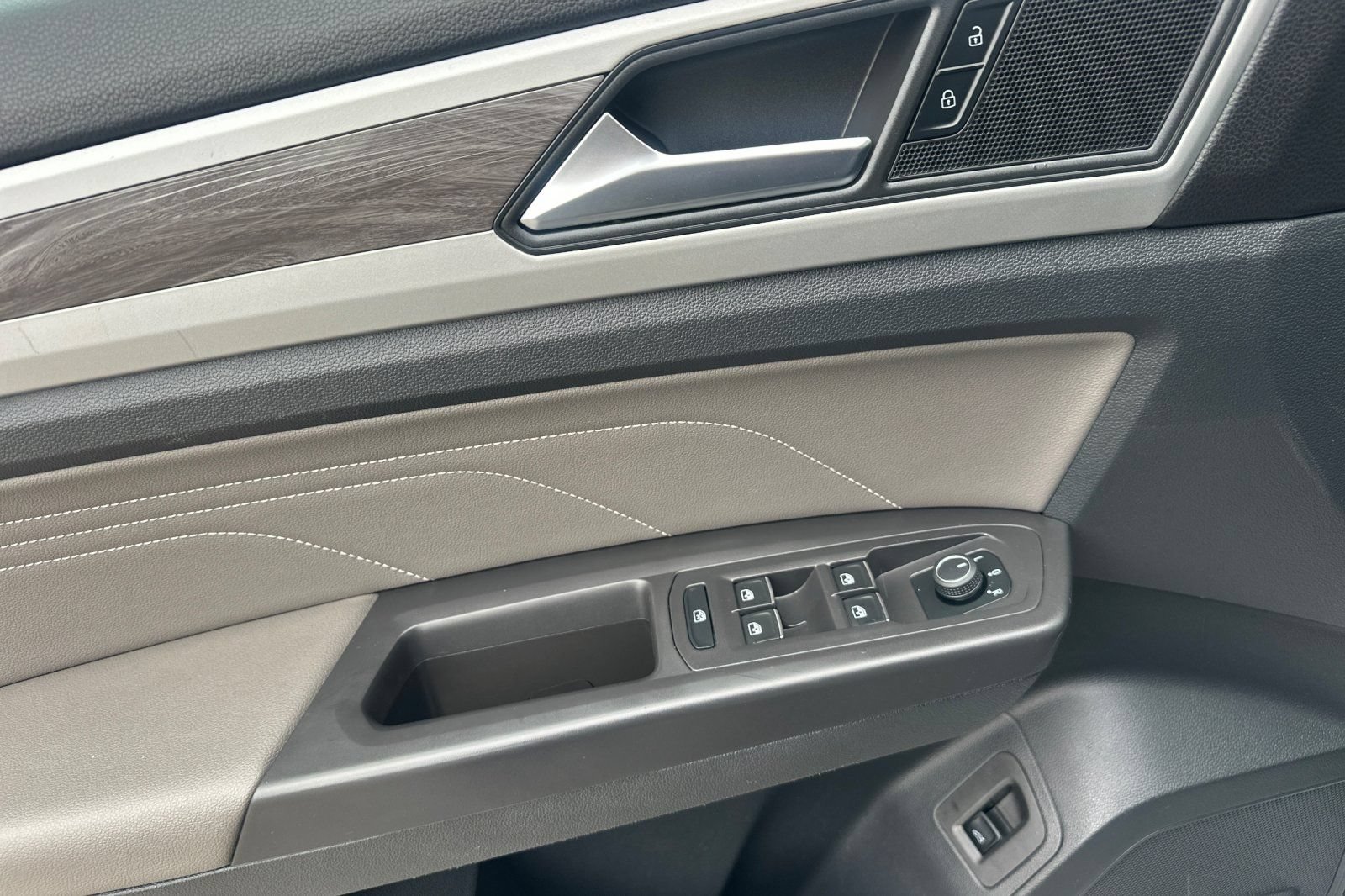 Certified 2023 Volkswagen Atlas Cross Sport SE FWD image 11
