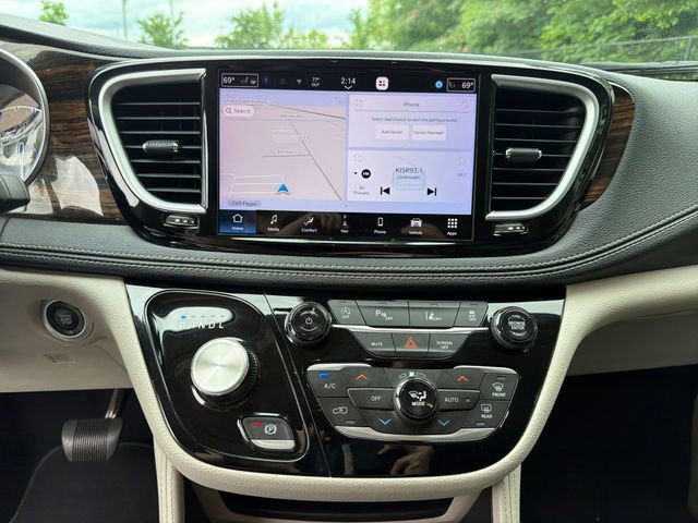 Used 2023 Chrysler Pacifica Limited FWD image 21