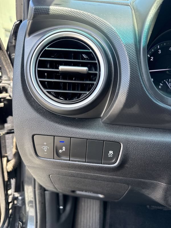 Used 2018 Hyundai Kona Limited AWD/4WD image 17