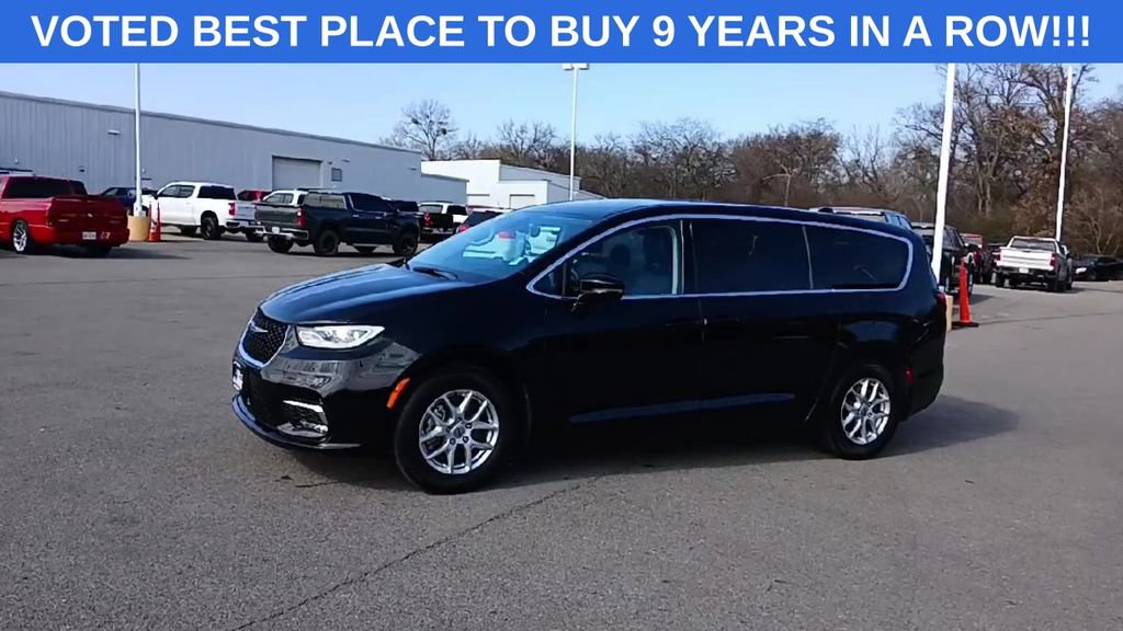 Used 2024 Chrysler Pacifica Touring-L image 4