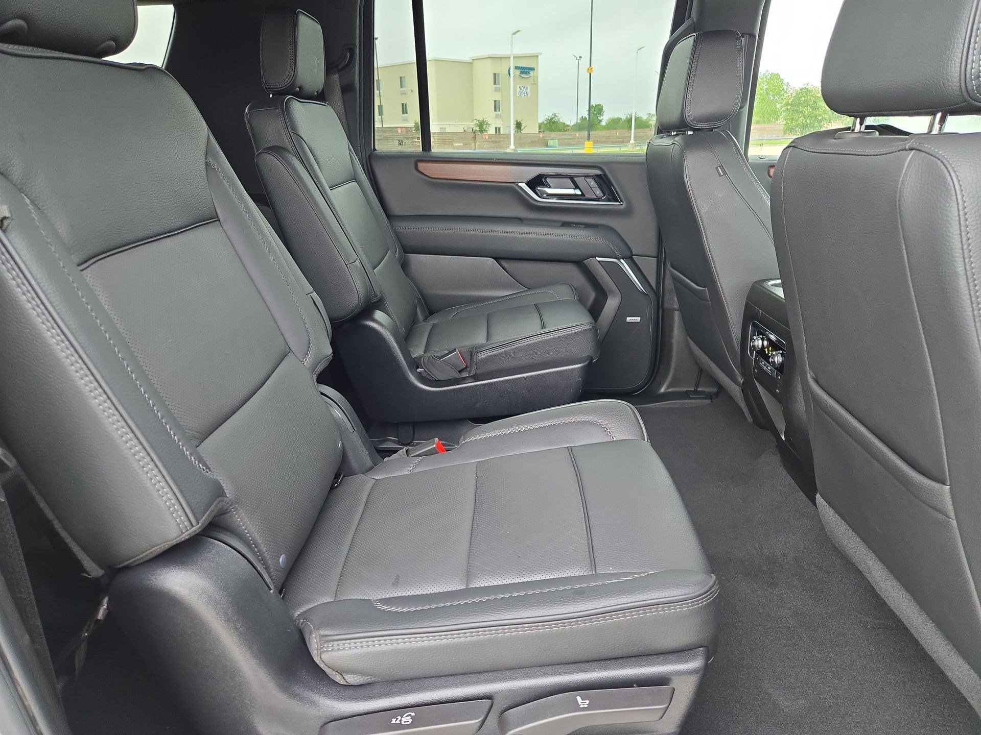 Used 2025 GMC Yukon XL Denali AWD/4WD image 31