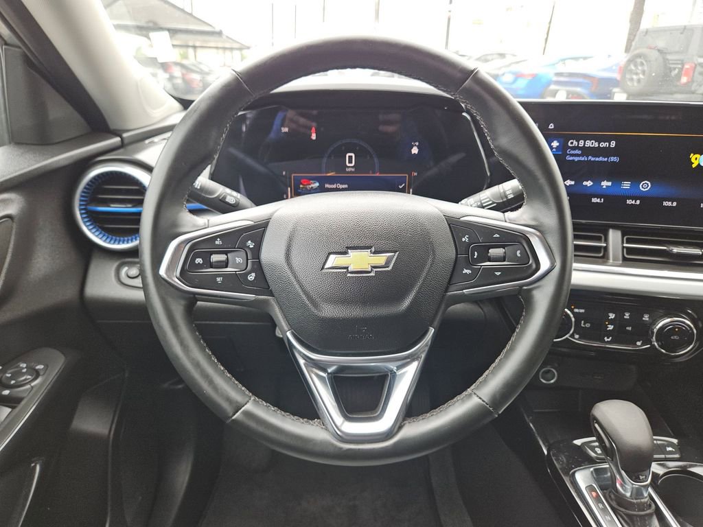 Used 2025 Chevrolet Trax LT w/ LT Convenience Package FWD image 23