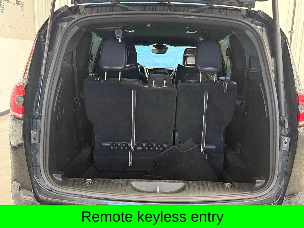 Used 2022 Chrysler Pacifica Touring-L w/ Uconnect Theater Family Group FWD image 7