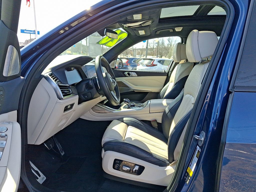 Used 2020 BMW X7 M50i w/ Dynamic Handling Package image 3