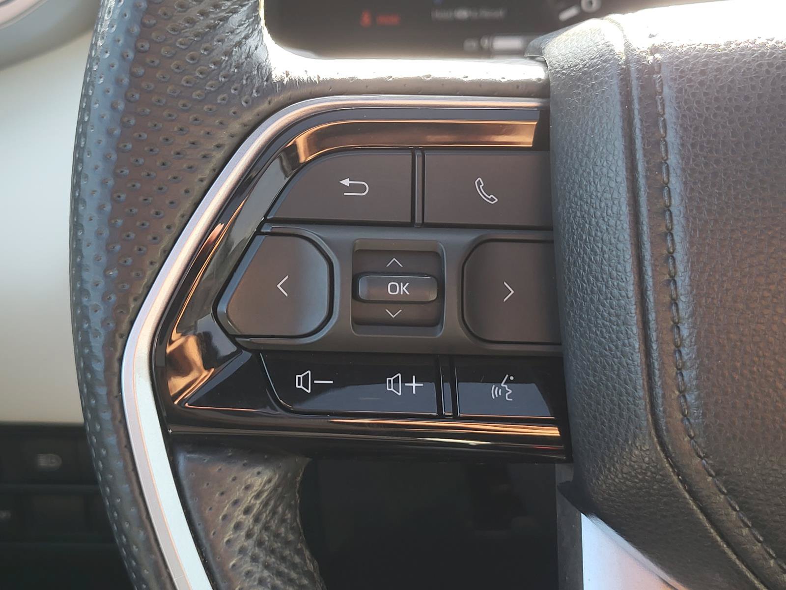 Used 2023 Toyota Sequoia Capstone AWD/4WD image 33