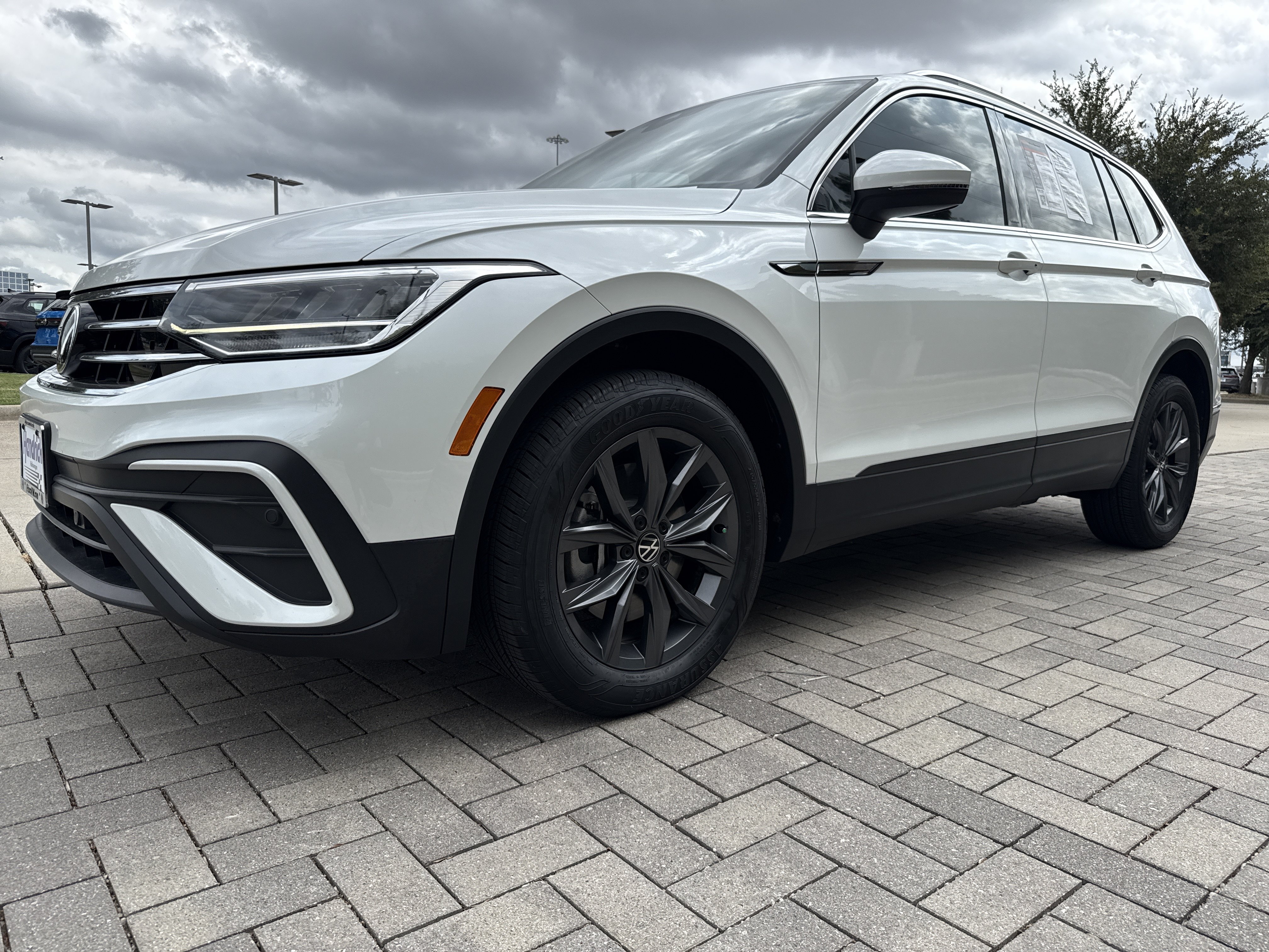 Certified 2023 Volkswagen Tiguan SE w/ Panoramic Sunroof Package FWD image 4
