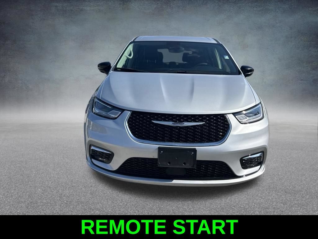 Used 2024 Chrysler Pacifica Touring-L FWD image 9
