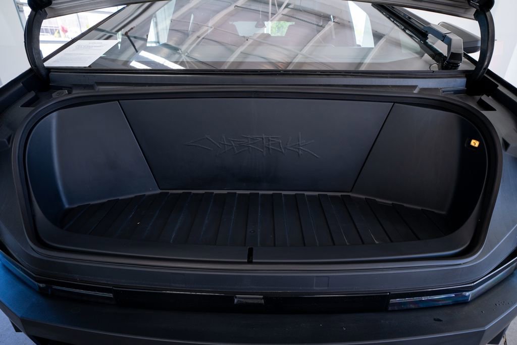 Used 2024 Tesla Cybertruck AWD Crew Cab image 42