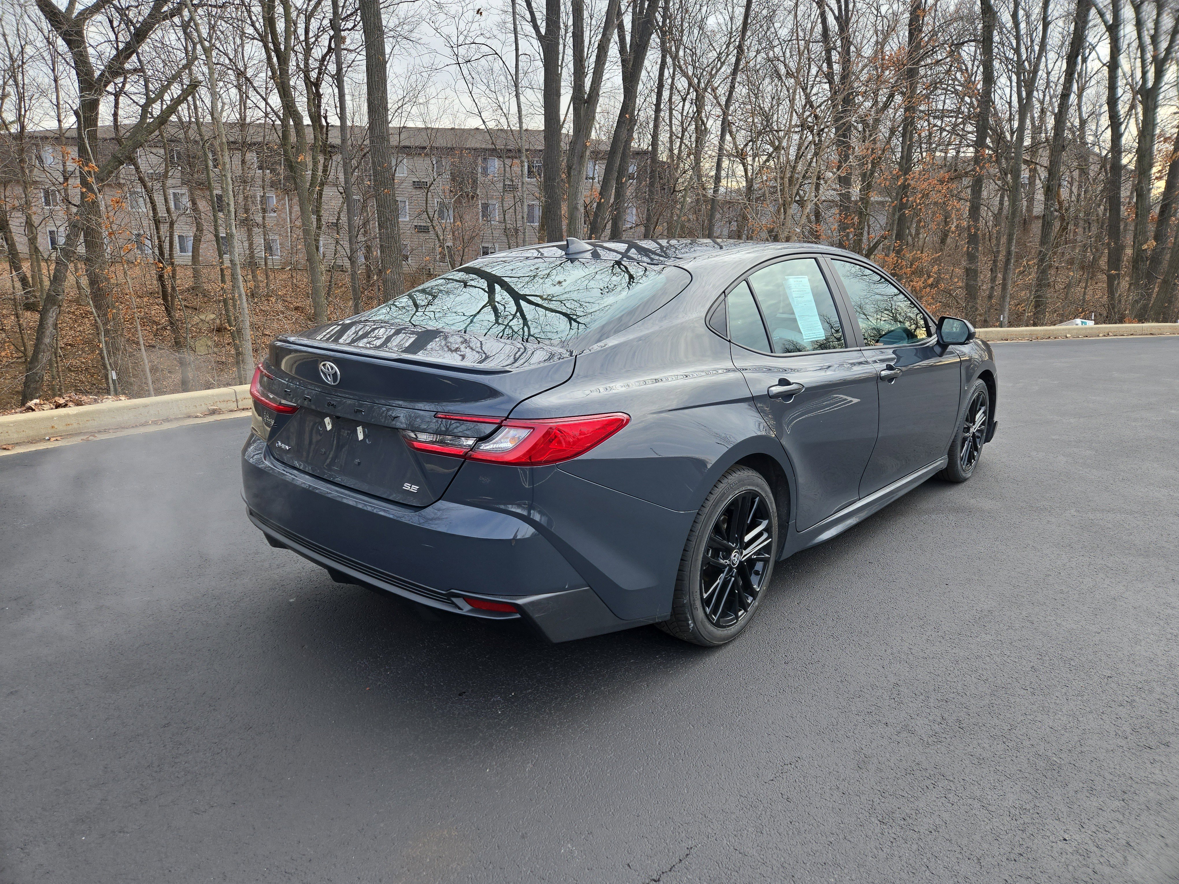 Used 2025 Toyota Camry SE image 3