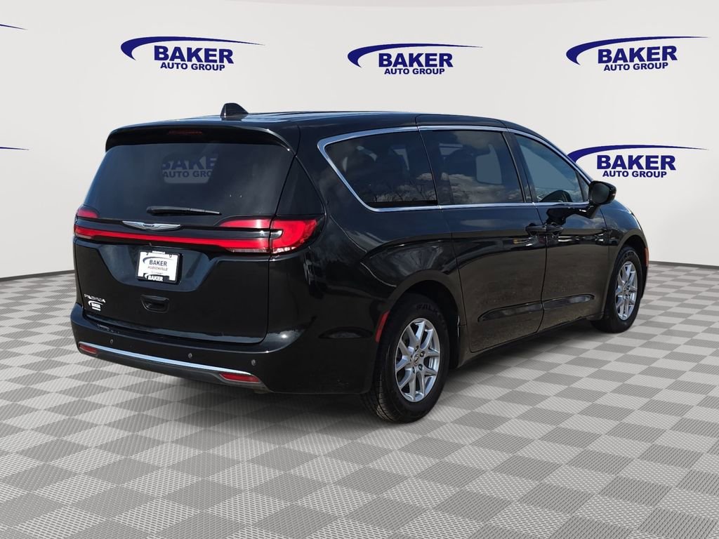 Used 2024 Chrysler Pacifica Touring FWD image 5