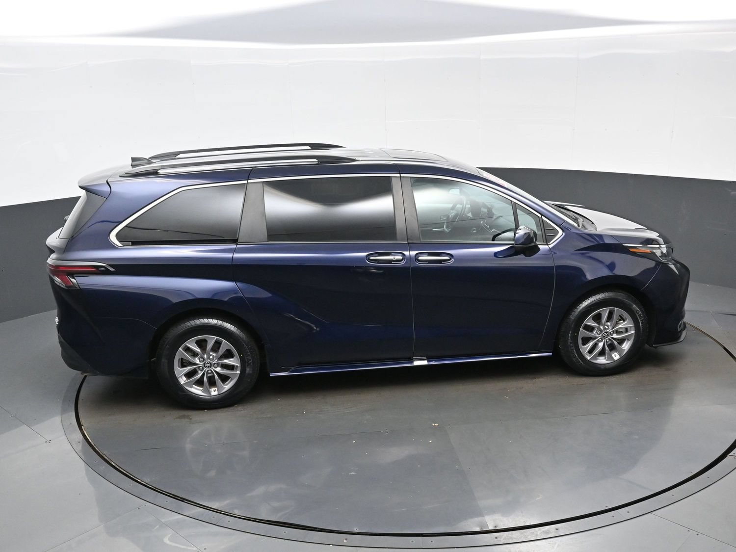 Used 2024 Toyota Sienna XLE FWD image 43