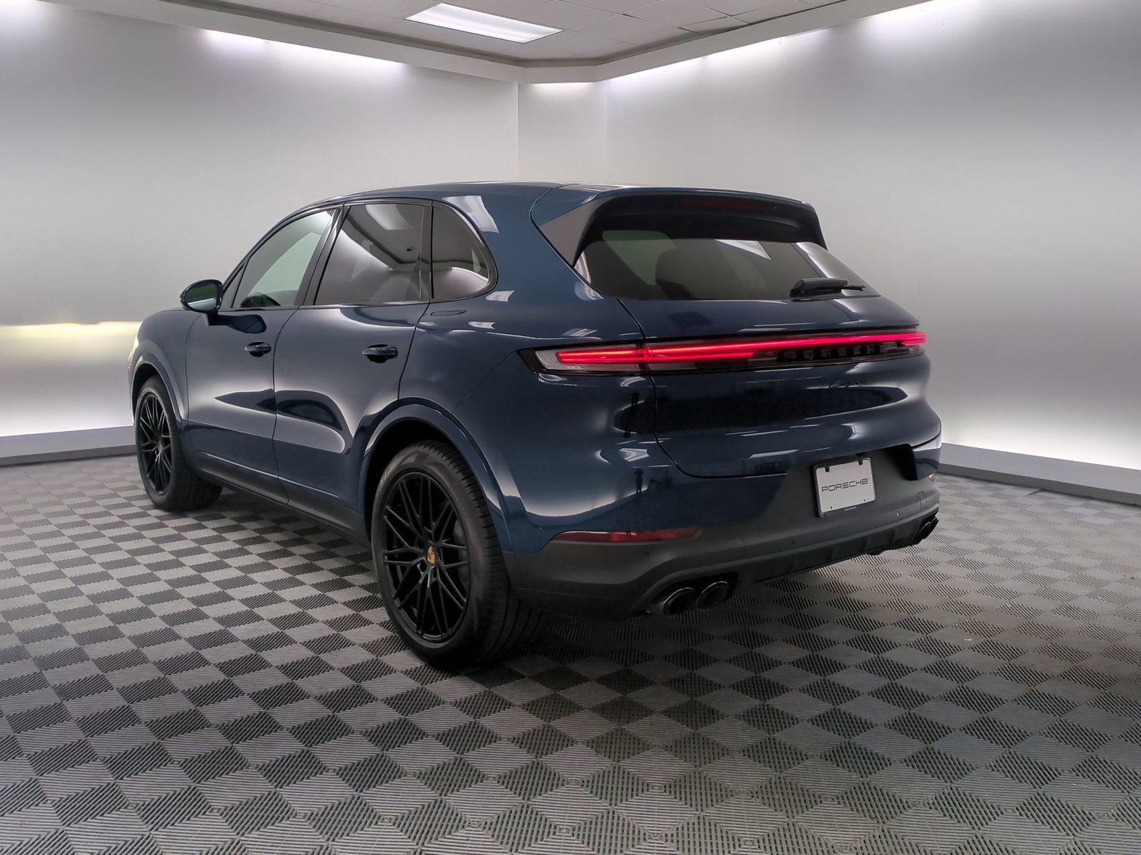 Used 2025 Porsche Cayenne image 3