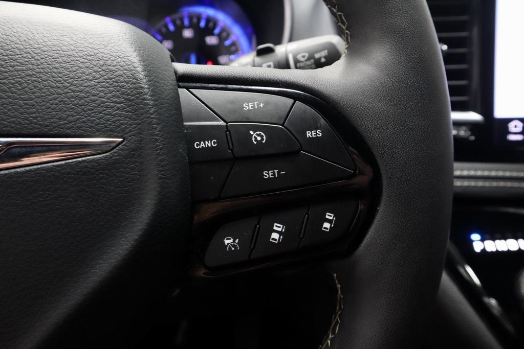 Used 2025 Chrysler Pacifica Limited FWD image 31