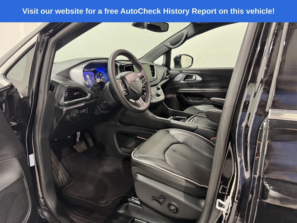 Used 2026 Chrysler Pacifica Limited FWD image 15