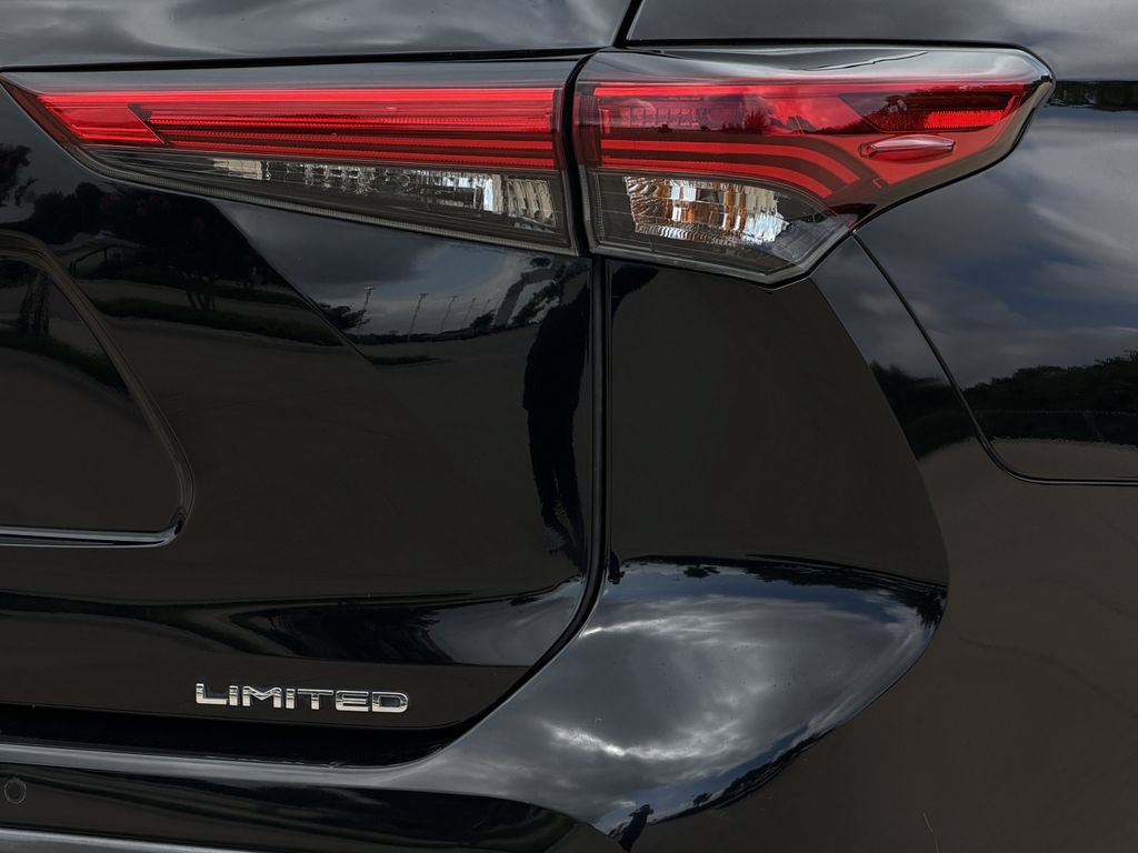 Used 2023 Toyota Highlander Limited FWD image 10