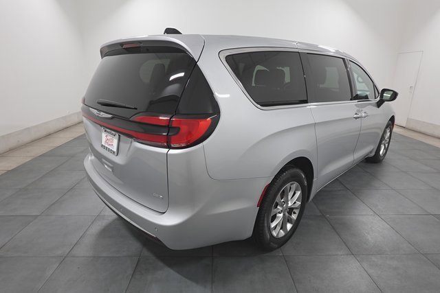 Used 2024 Chrysler Pacifica Touring-L image 5