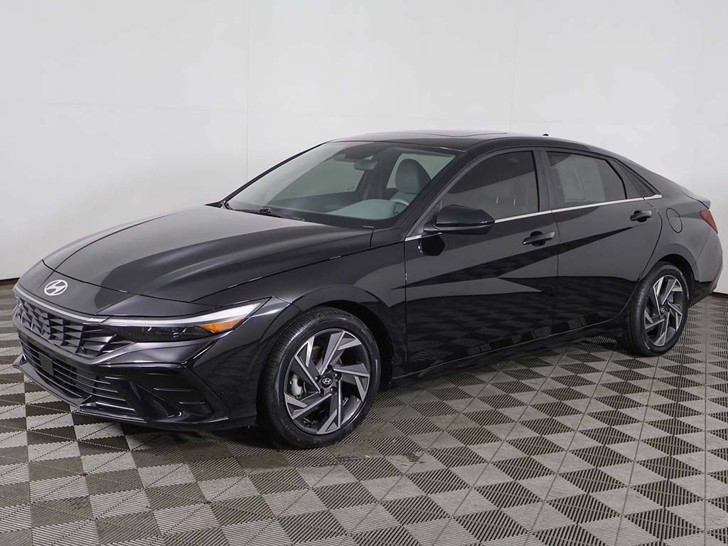Used 2025 Hyundai Elantra SEL FWD image 9
