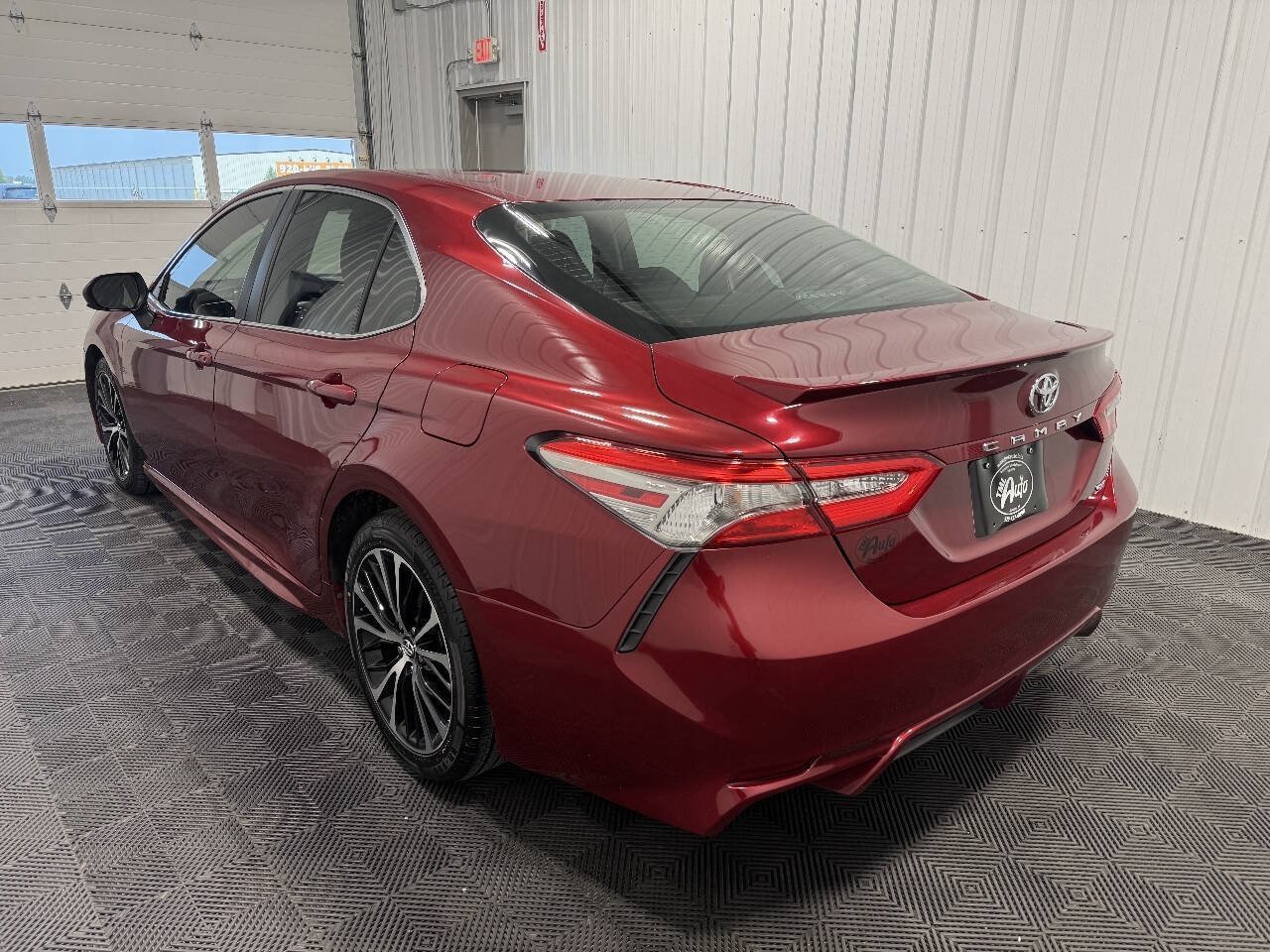 Used 2018 Toyota Camry SE FWD image 4