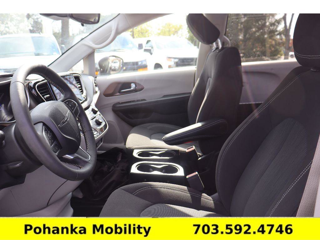 Used 2023 Chrysler Voyager LX image 23