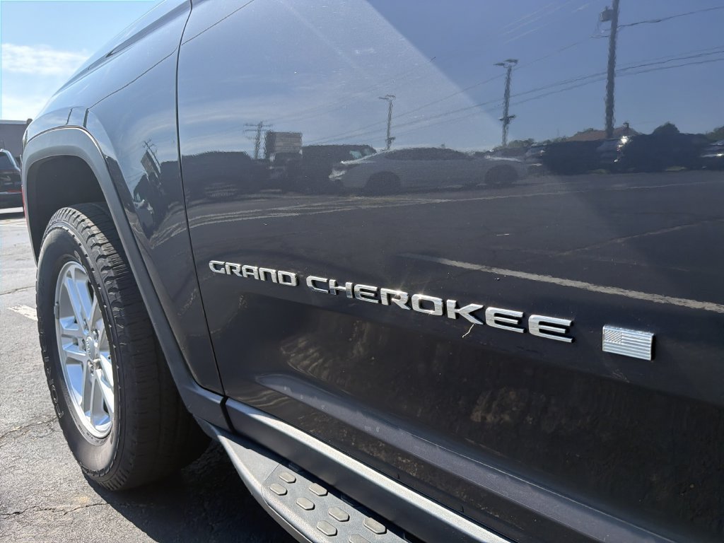 Used 2022 Jeep Grand Cherokee Laredo w/ Luxury Tech Group I AWD/4WD image 36