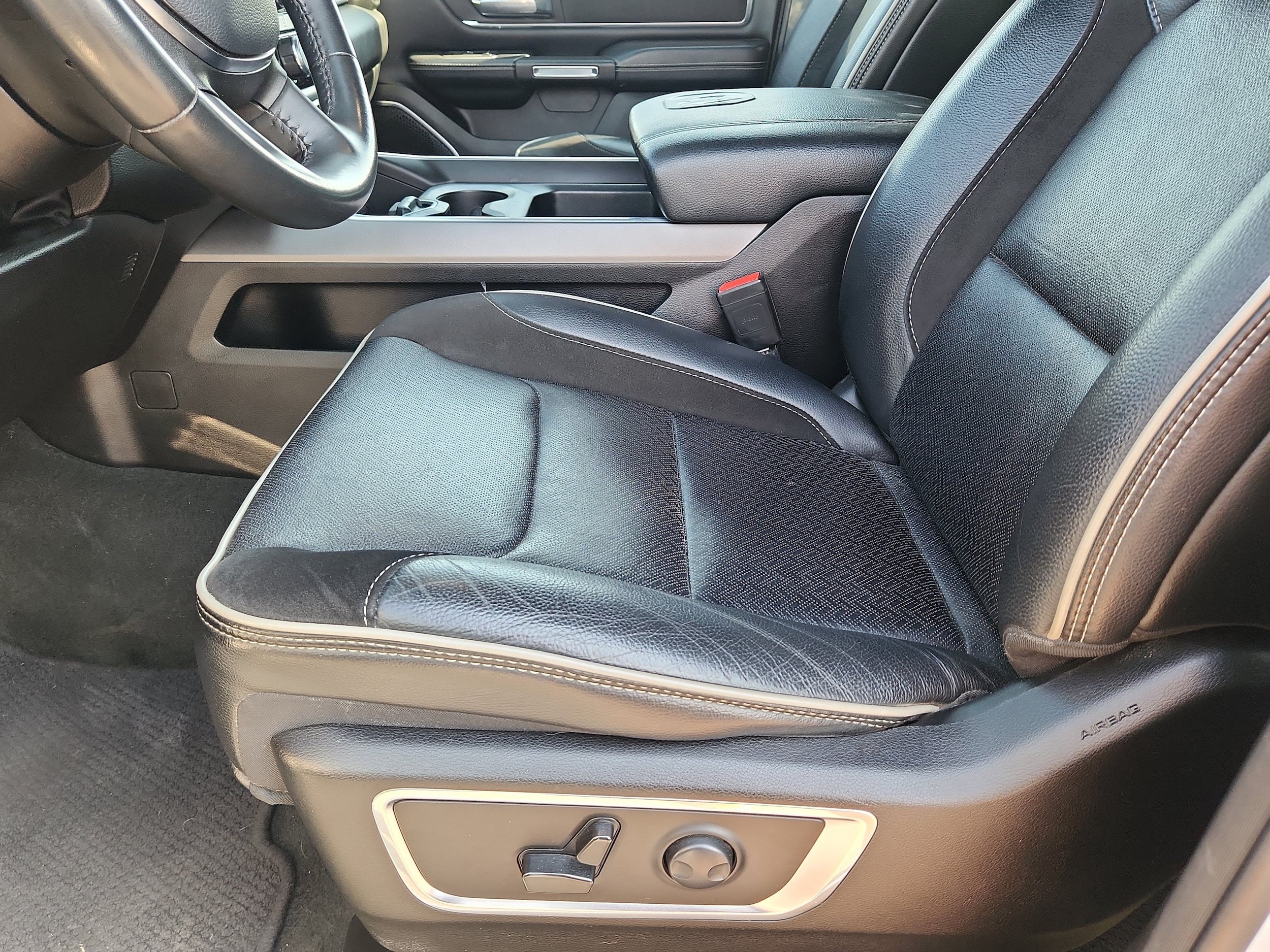 Used 2024 RAM 1500 Laramie AWD/4WD image 10