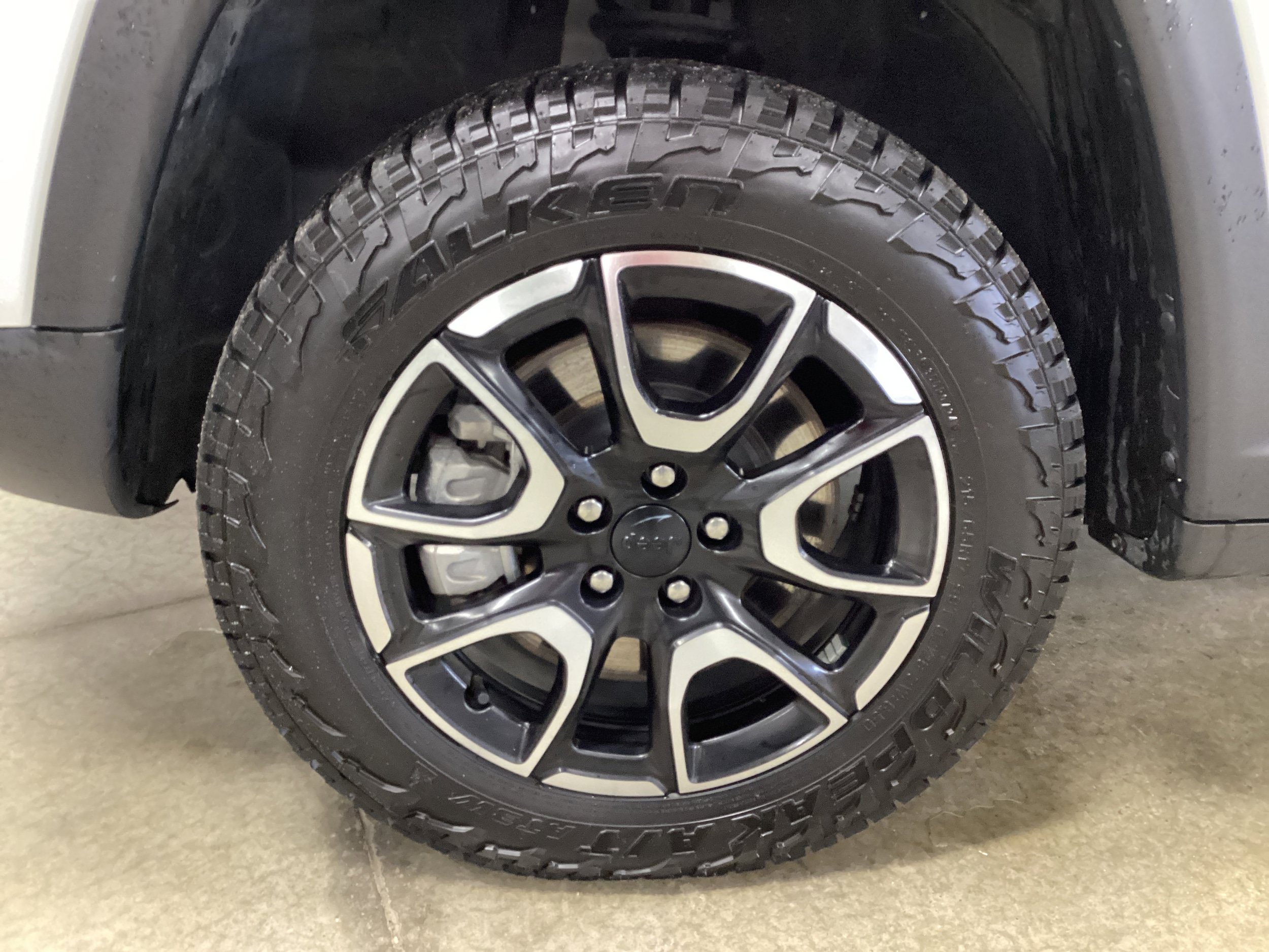 Used 2024 Jeep Compass Trailhawk w/ Trailhawk Convenience Group AWD/4WD image 9