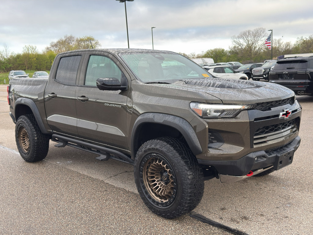Used 2025 Chevrolet Colorado ZR2 w/ Technology Package AWD/4WD image 8