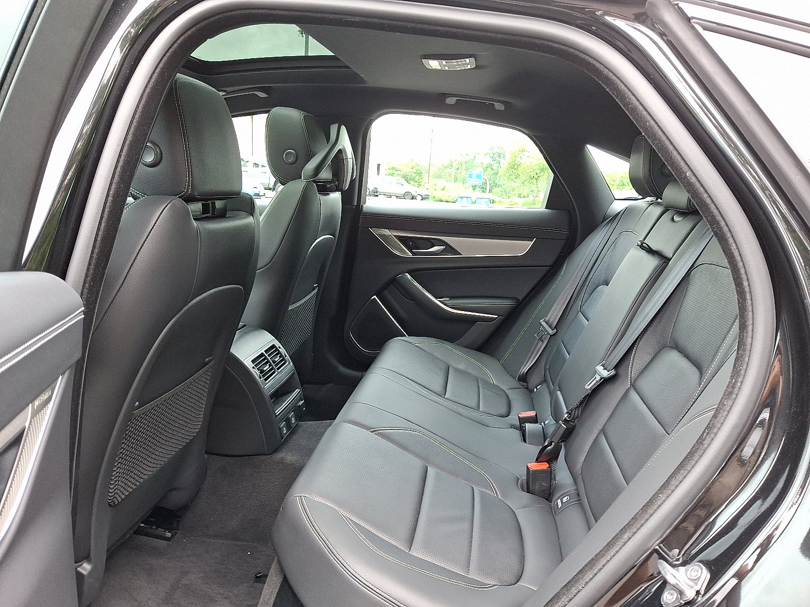 Certified 2024 Jaguar XF R-Dynamic SE image 5