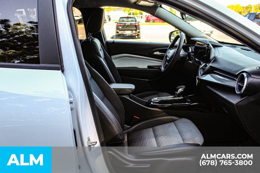 Used 2025 Chevrolet Trax LT FWD image 20