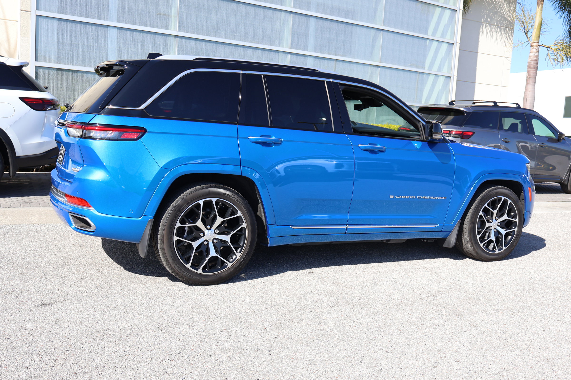 Used 2023 Jeep Grand Cherokee Summit image 10