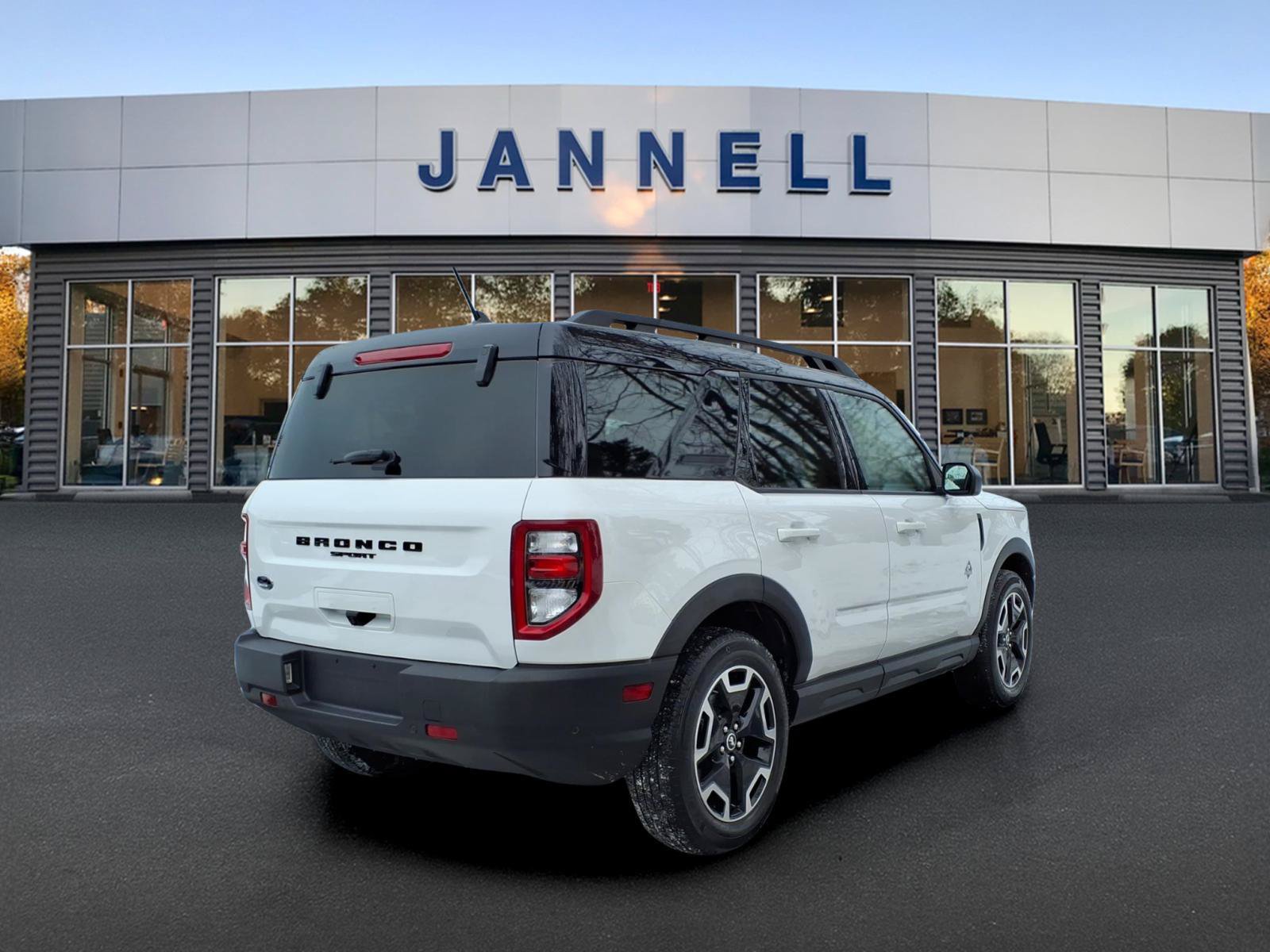 Used 2022 Ford Bronco Sport Outer Banks w/ Tech Package AWD/4WD image 5