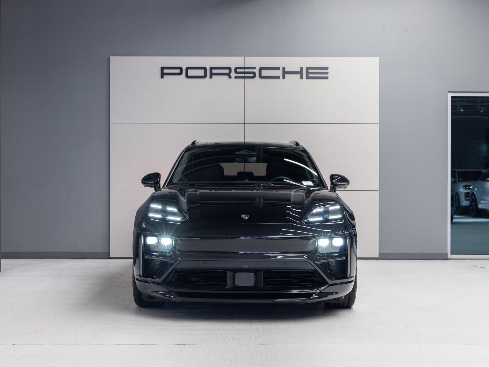 Certified 2025 Porsche Macan Turbo Electric AWD/4WD image 10