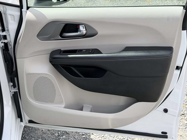 Used 2023 Chrysler Pacifica Touring-L FWD image 8