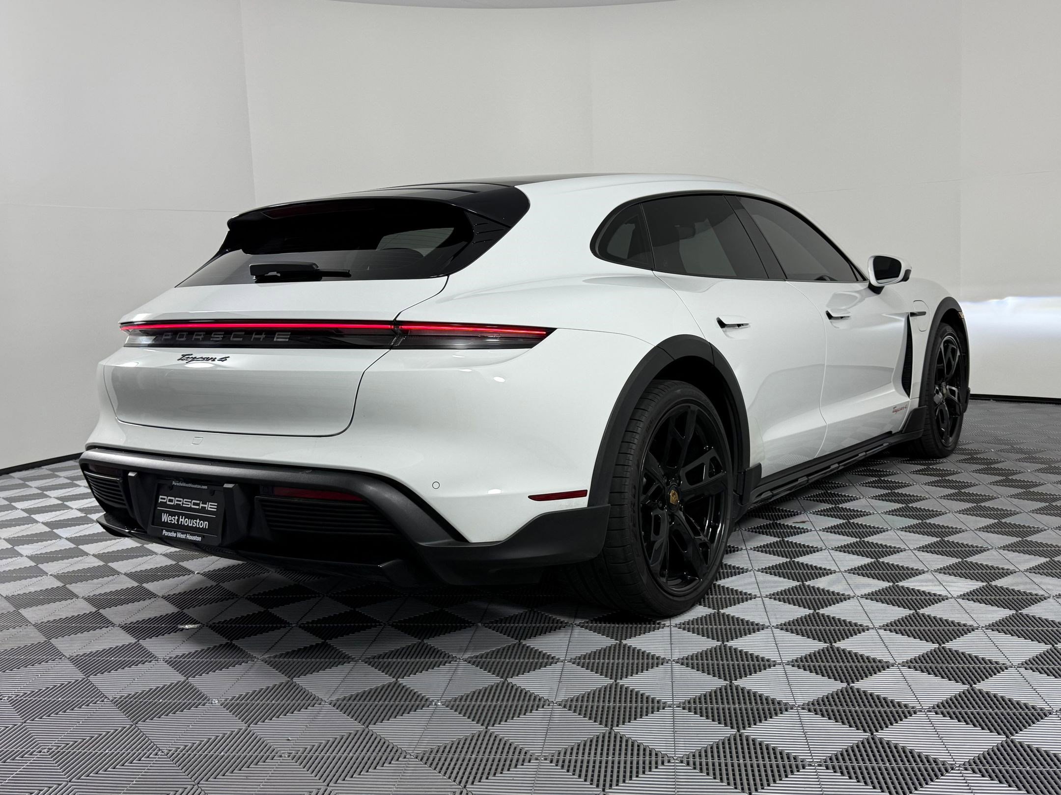 Used 2022 Porsche Taycan 4 Cross Turismo image 9