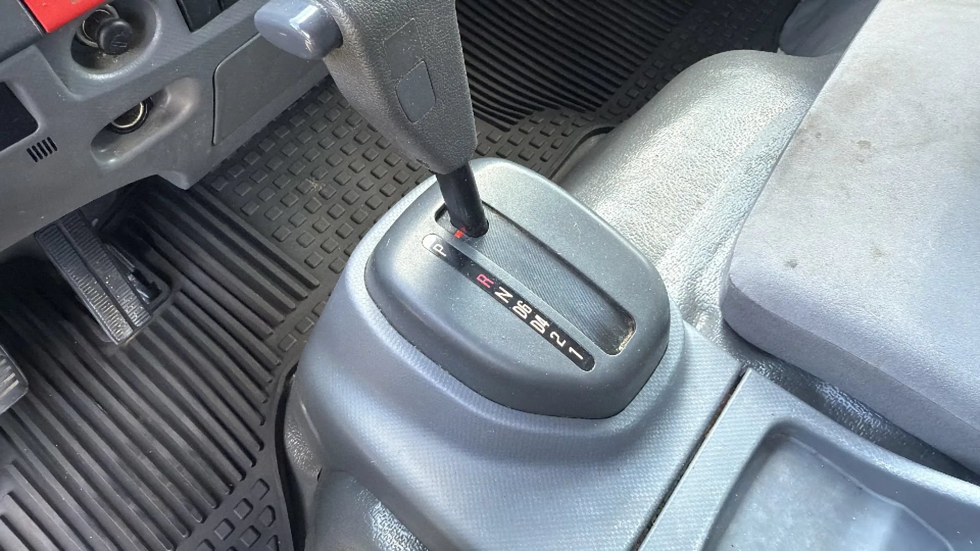 Used 2018 Isuzu NPR RWD image 16