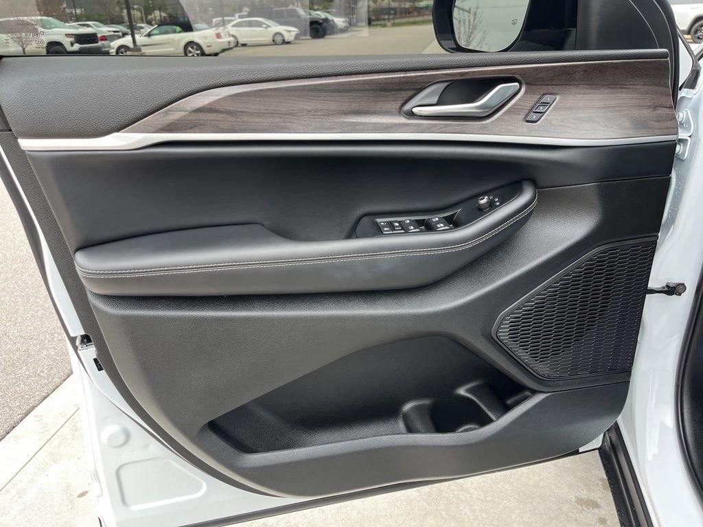 New 2025 Jeep Grand Cherokee L Limited image 5