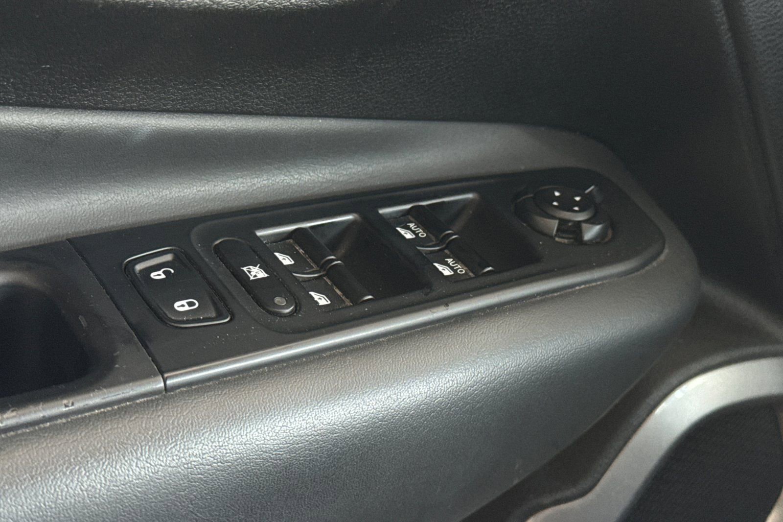 Used 2023 Jeep Renegade Latitude AWD/4WD image 13