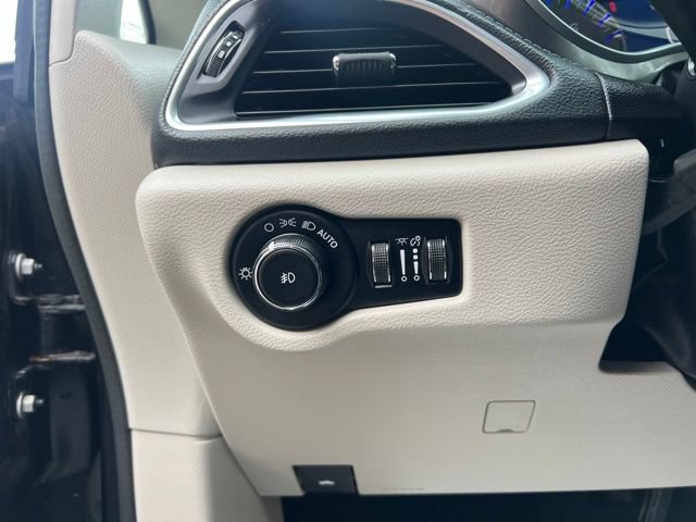 Used 2019 Chrysler Pacifica Limited FWD image 30
